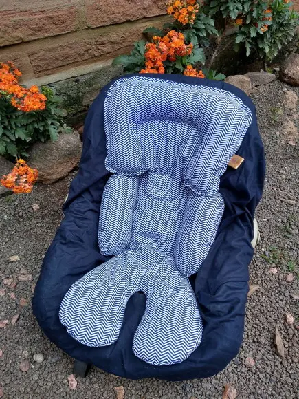 Almofada de bebê conforto.