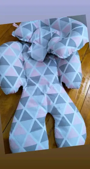 Almofada de bebê conforto.