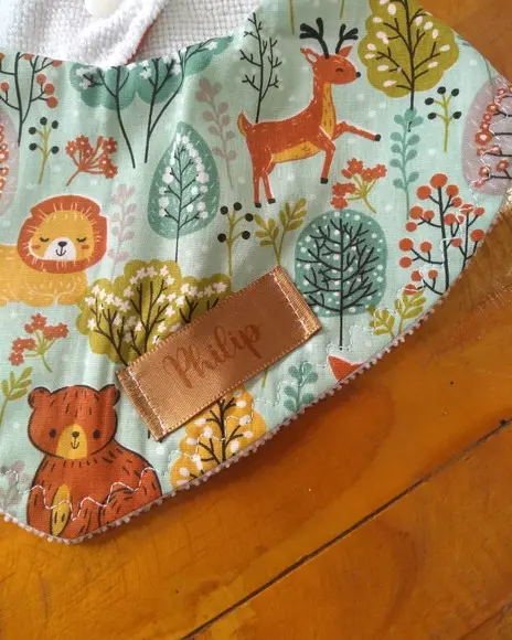 Babador com nome em etiqueta.