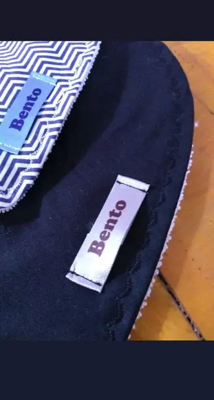 Babador com nome em etiqueta.