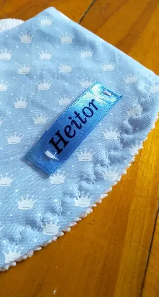 Babador com nome em etiqueta.