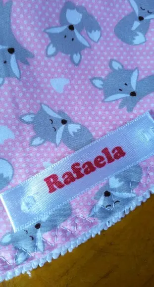 Babador com nome em etiqueta.