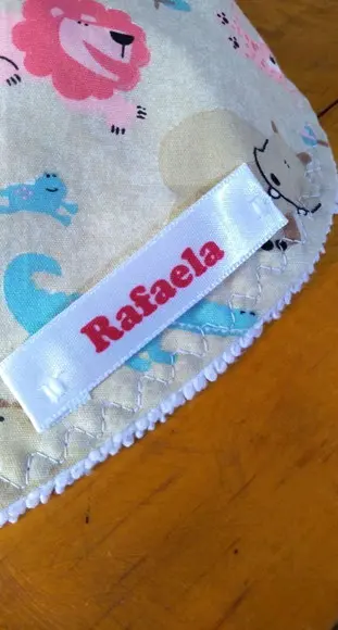 Babador com nome em etiqueta.