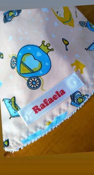 Babador com nome em etiqueta.