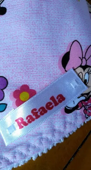 Babador com nome em etiqueta.