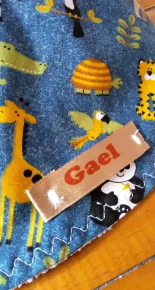 Babador com nome em etiqueta.