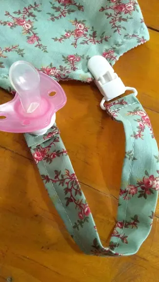Babador com prendedor de chupeta