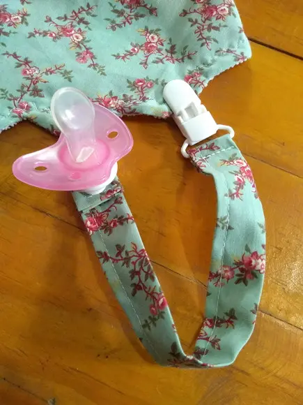Babador com prendedor de chupeta