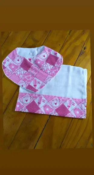 Babador e fralda de boca pequena.