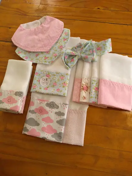 Conjunto de Fraldas de pano e laço.