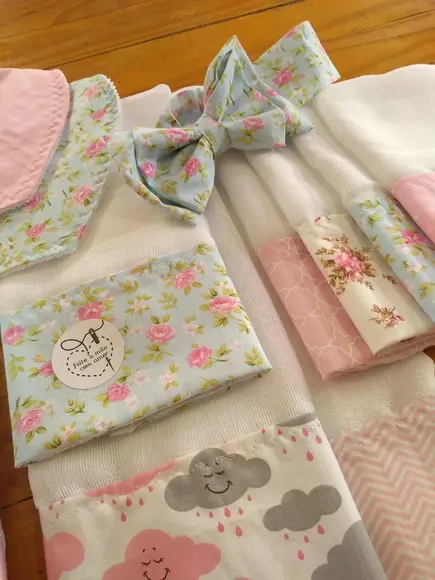 Conjunto de Fraldas de pano e laço.