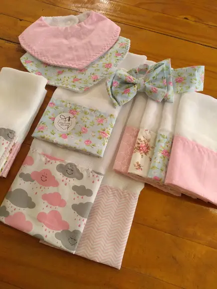 Conjunto de Fraldas de pano e laço.