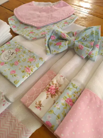 Conjunto de Fraldas de pano e laço.