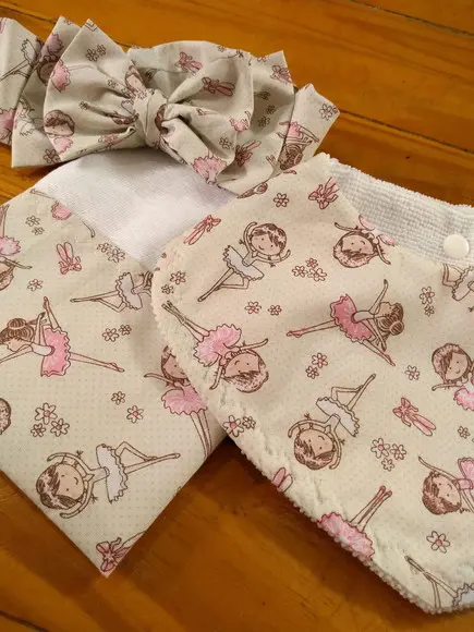 Conjunto de Fraldas de pano e laço.