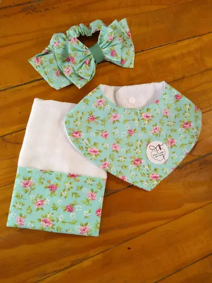 Conjunto de Fraldas de pano e laço.