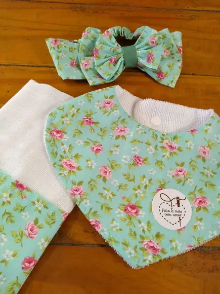 Conjunto de Fraldas de pano e laço.