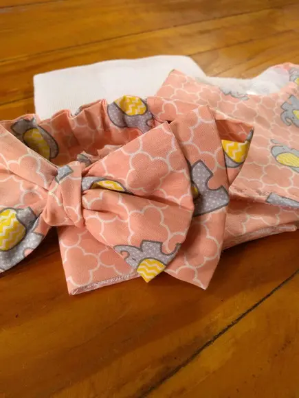 Conjunto de Fraldas de pano e laço.