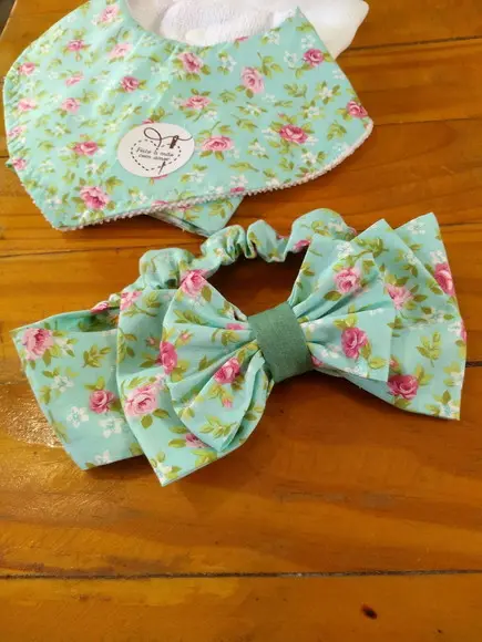 Conjunto de Fraldas de pano e laço.