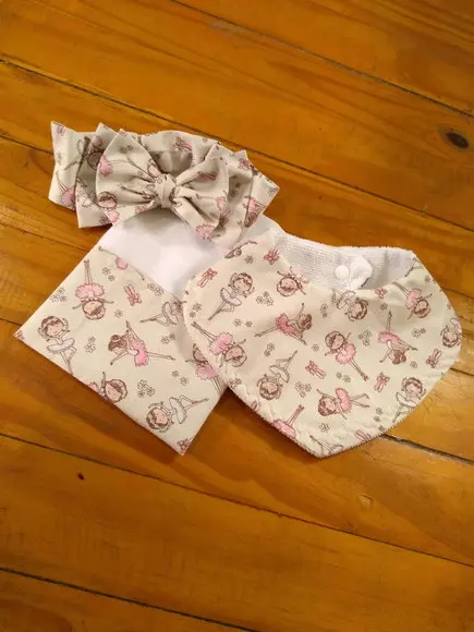 Conjunto de Fraldas de pano e laço.