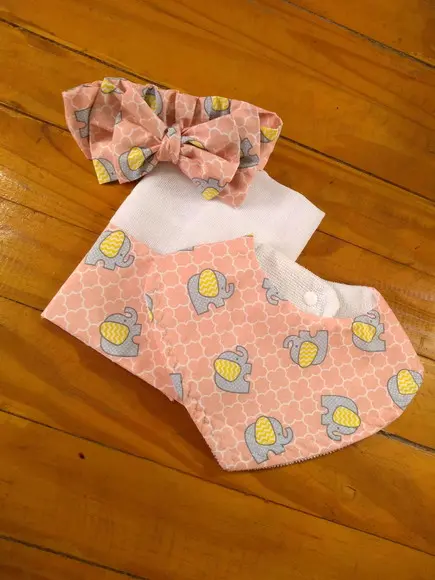 Conjunto de Fraldas de pano e laço.