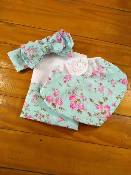 Conjunto de Fraldas de pano e laço.