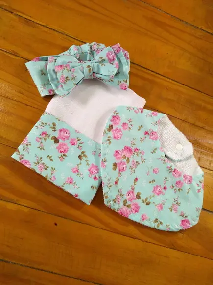 Conjunto de Fraldas de pano e laço.