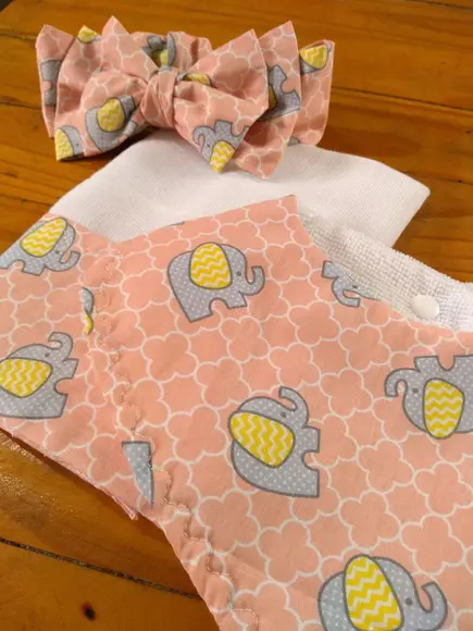 Conjunto de Fraldas de pano e laço.