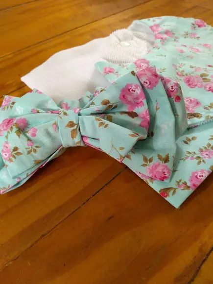 Conjunto de Fraldas de pano e laço.