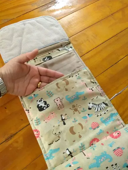 Porta lenço umedecido, fraldas e pomada.