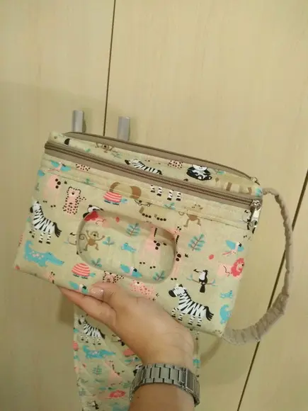 Porta lenço umedecido, fraldas e pomada.