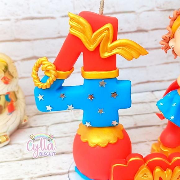 Vela Topo de Bolo Mulher Maravilha em Biscuit