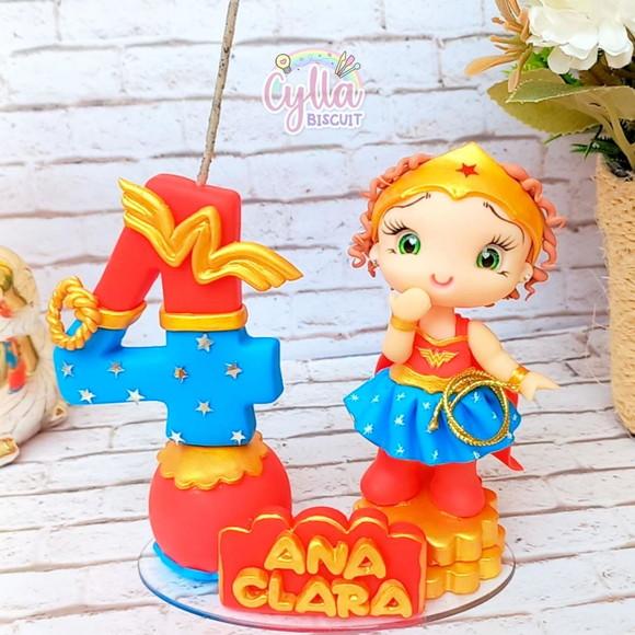 Vela Topo de Bolo Mulher Maravilha em Biscuit