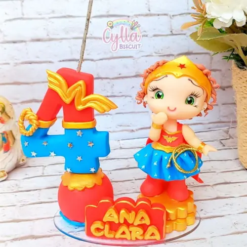 Vela Topo de Bolo Mulher Maravilha em Biscuit