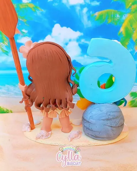 Vela Topo de Bolo Moana Hei -Hei em Biscuit