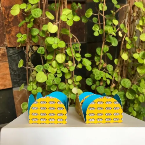 24 Unidades Forminhas e Toppers Minions
