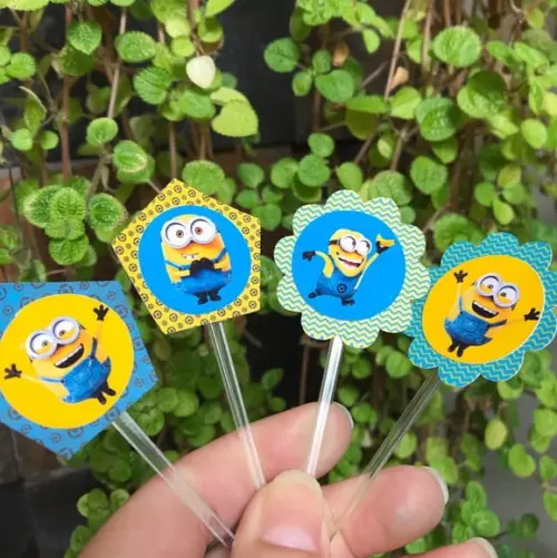 24 Unidades Forminhas e Toppers Minions