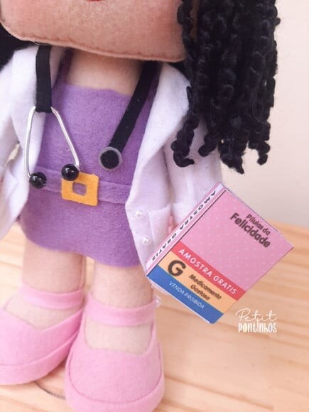 Boneca Farmacêutica em Feltro Personalizada 20 cm