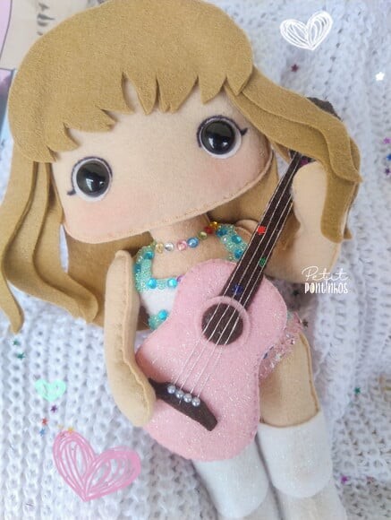 Boneca Taylor Swift em Feltro (21cm)
