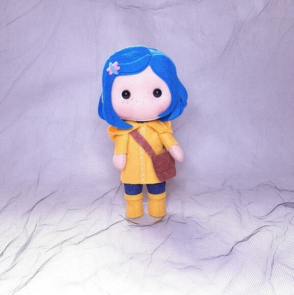 Coraline em Feltro 19cm