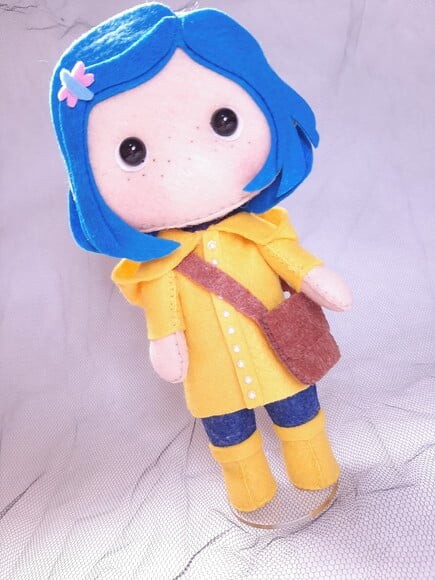 Coraline em Feltro 19cm