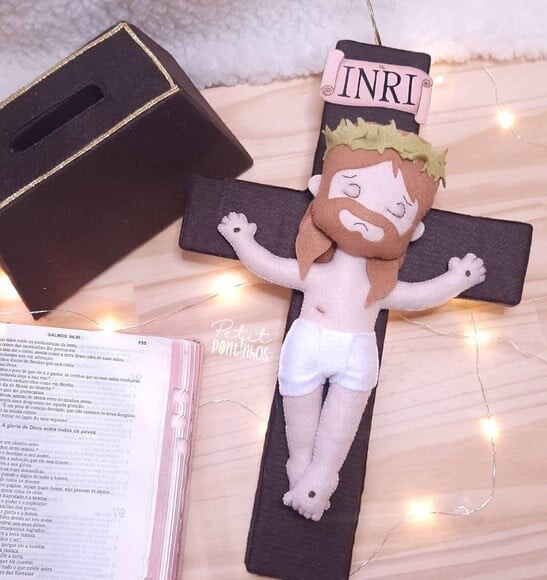 Jesus Crucificado em Feltro