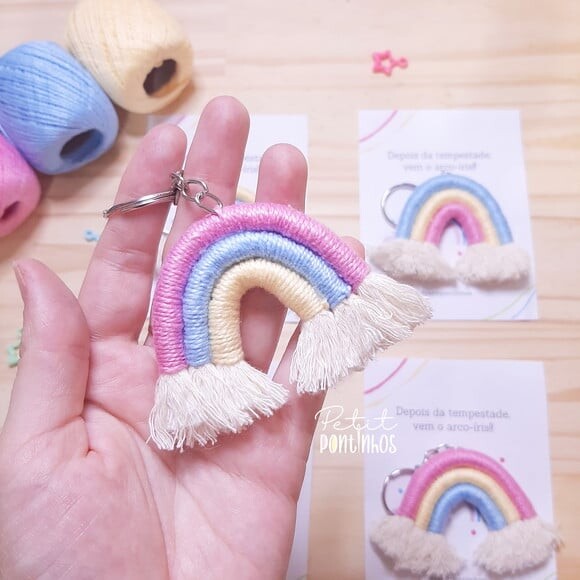 Lembrancinha Arco-íris Chaveiro Macramê