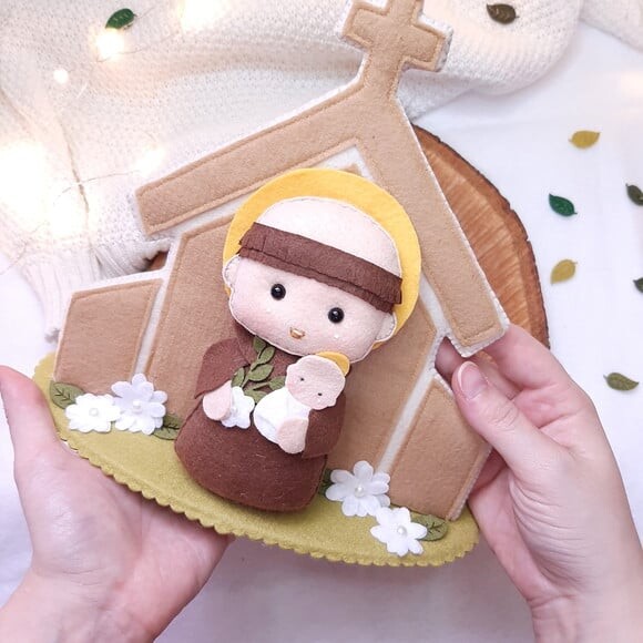Lembrancinha Capelinha com Santo Antônio / Igreja em Feltro