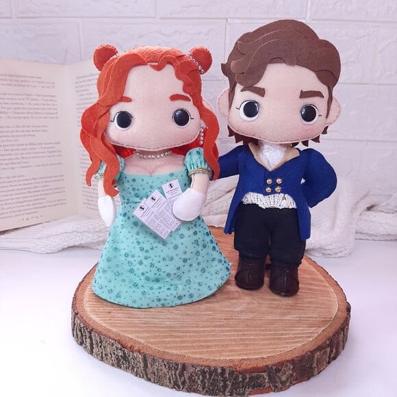 Penélope e Colin Casal Bridgerton em Feltro 20cm (2 Peças)