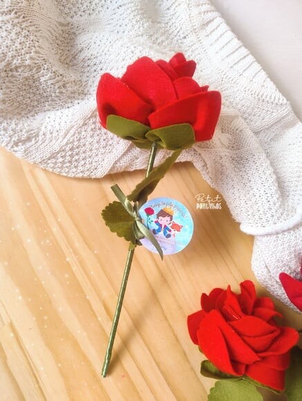 Rosa em Feltro Pequeno Príncipe no Palito com Tag Personaliz