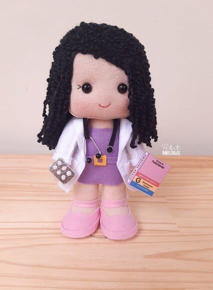 Boneca Farmacêutica em Feltro Personalizada 20 cm