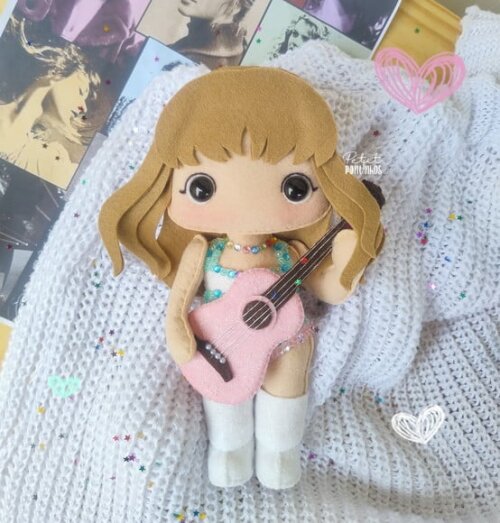 Boneca Taylor Swift em Feltro (21cm)