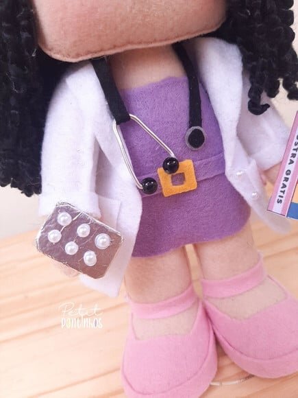 Boneca Farmacêutica em Feltro Personalizada 20 cm