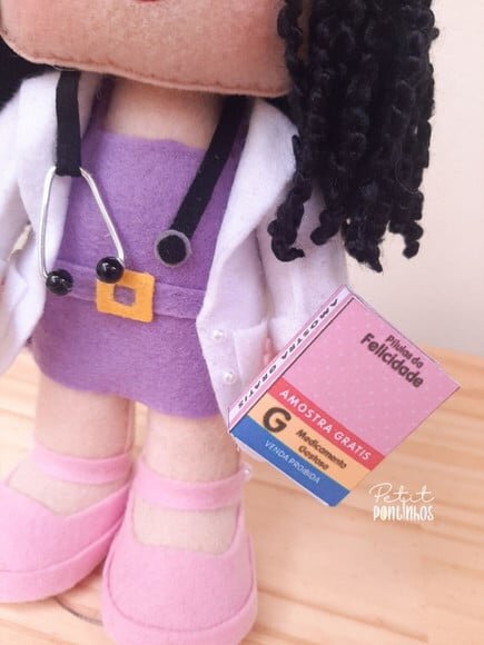 Boneca Farmacêutica em Feltro Personalizada 20 cm