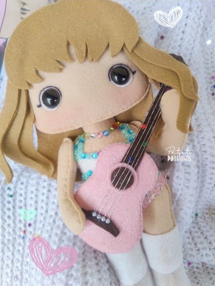 Boneca Taylor Swift em Feltro (21cm)